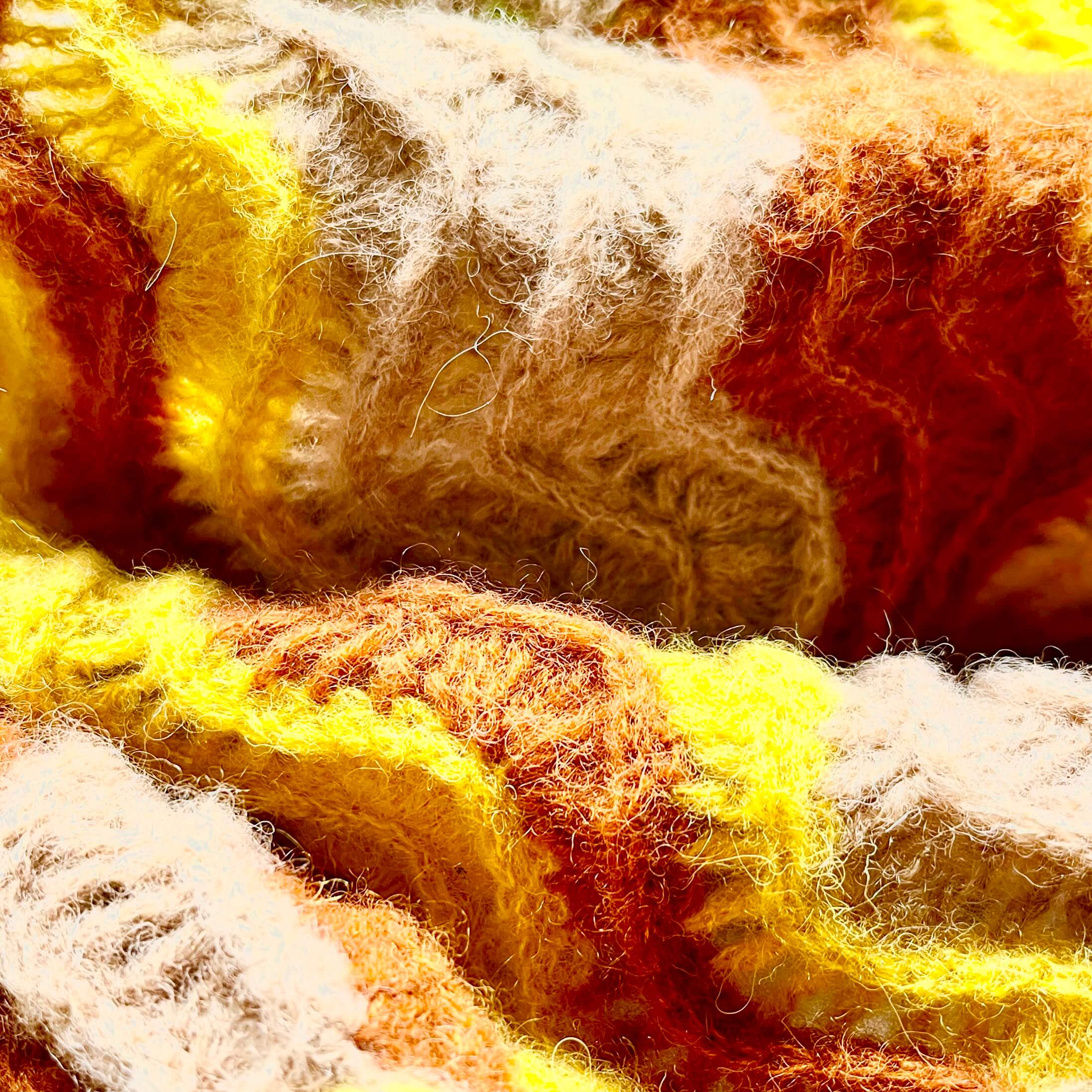 Detail háčkované šály z příze Touch me Mohair